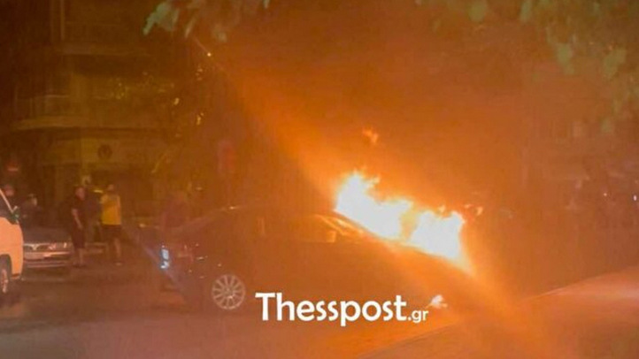 Θεσσαλονίκη: Στις φλόγες αυτοκίνητο ύστερα από τροχαίο – Δείτε φωτογραφίες και βίντεο
