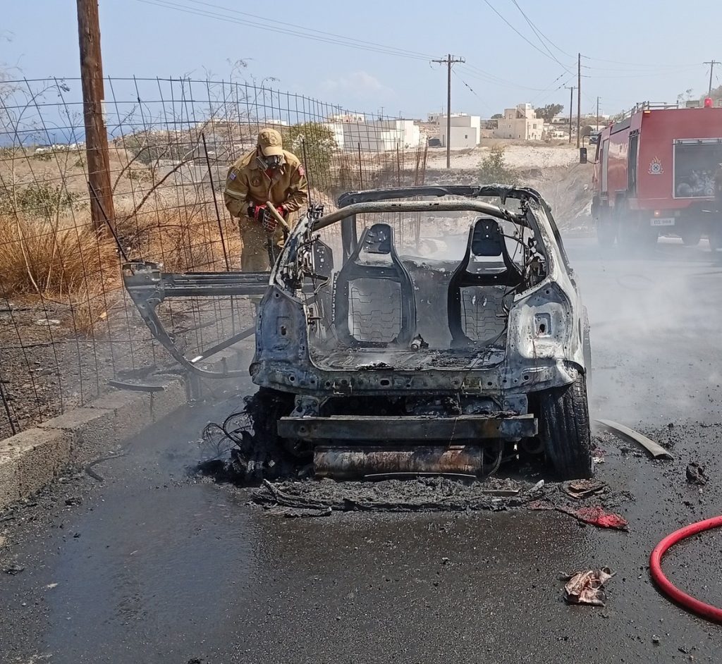 Σαντορίνη: Αυτοκίνητο τυλίχτηκε στις φλόγες – Καλά στην υγεία τους οι 2 επιβαίνοντες