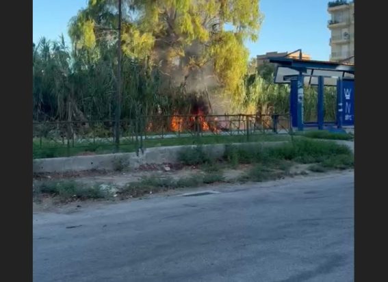 Πάτρα: Ακινητοποιήθηκε συρμός του Προαστιακού έπειτα από φωτιά δίπλα στις γραμμές