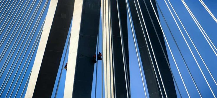 Αλπινιστές επιθεωρούν τη Γέφυρα Ρίου - Αντιρρίου