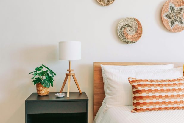 Μαξιλάρια: Το απλό κόλπο για να λάμπουν από καθαριότητα προσθέτοντας 1 φυσικό προϊόν στο πλυντήριο ρούχων