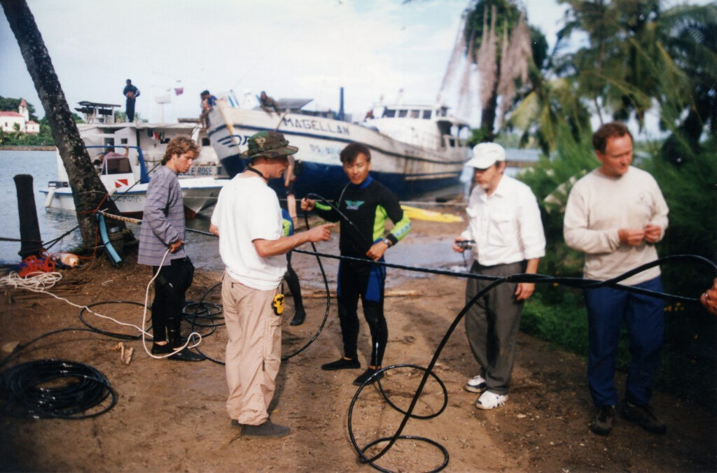 Δύο χρυσά νομίσματα, το ένα προερχόμενο από την Σερφιανή Αυτοκρατορία και το άλλο από την Οθωμανική Αυτοκρατορία, νομισμένα μεταξύ του τέλους του 17ου και των αρχών του 18ου αιώνα. Φωτογραφία: https://shipwreckcenter.org/