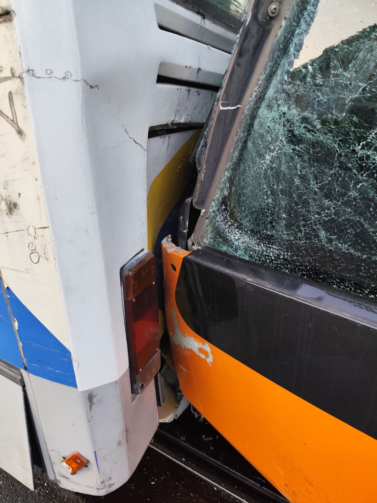 Τροχαίο, Πειραιάς, Τραμ, Λεωφορείο