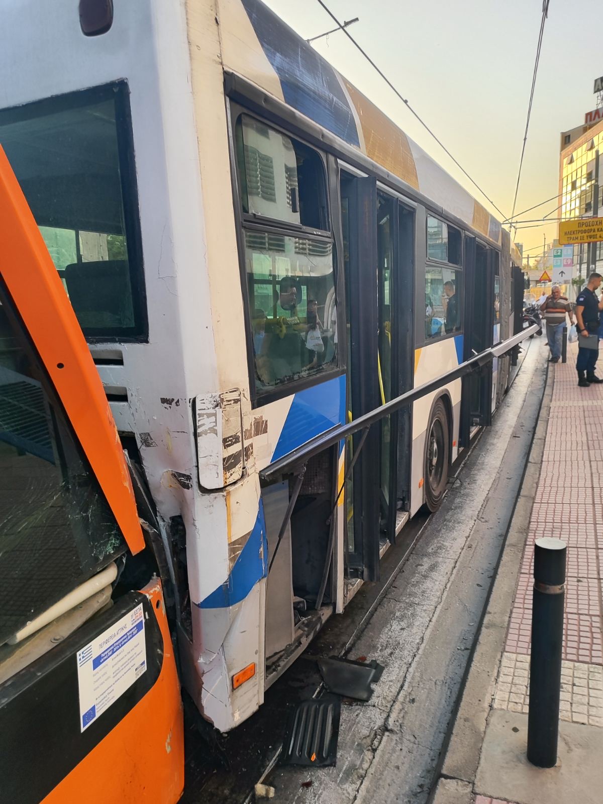 Τροχαίο, Πειραιάς, Τραμ, Λεωφορείο