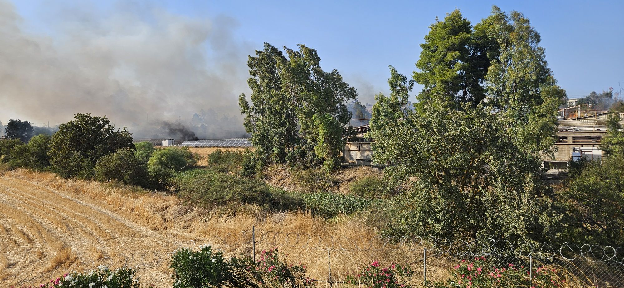 Φωτιά σε αύλειο χώρο εργοστασίου στα Οινόφυτα – Καίγονται απορρίμματα και ξερά χόρτα