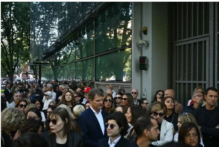 Αρμάνι λαϊκό προσκύνημα