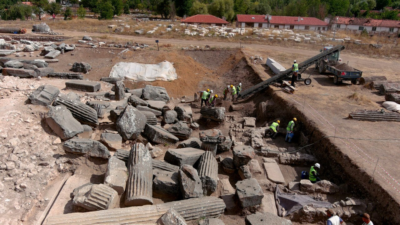 Ανασκαφές στους Αιζανούς αποκάλυψαν νέα ευρήματα από τον Ναό του Διός. Φωτογραφία: ΑΑ