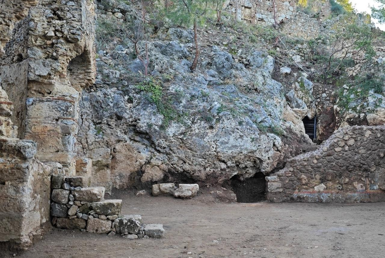 Κοντινή λήψη ζωγραφισμένων ενδυμάτων και διακοσμητικών μοτίβων στις τοιχογραφίες του Σπηλαίου της Βάφτισης. 2 Σεπτεμβρίου, 2025. Φωτογραφία: Instagram/@arkeolojihaber