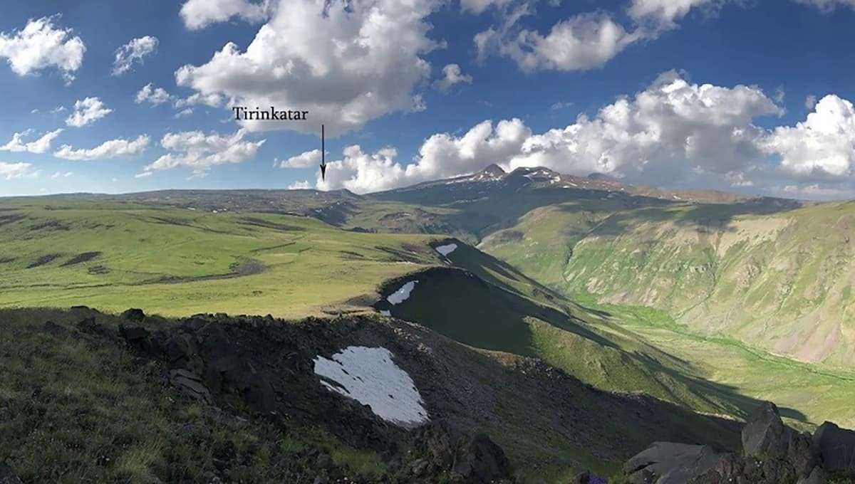 Το Tirinkatar στο Όρος Αραγκάτς. Φωτογραφία: “Vishap” Project, H. von der Osten, A. Hakhverdyan