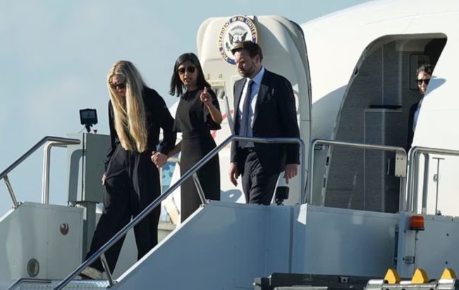 Ούσα Βανς, σύζυγος του αντιπροέδρου των ΗΠΑ, Τζέι Ντι Βανς, κρατούσε από το χέρι την Έρικα Φραντζβέ,