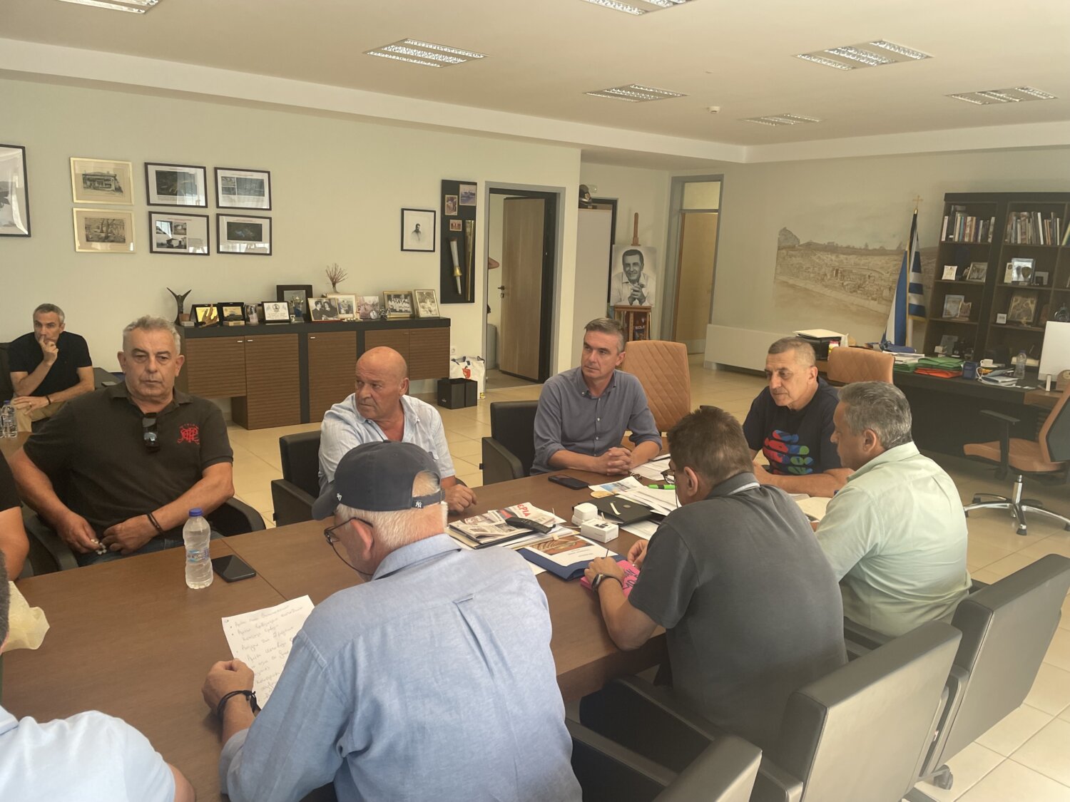 Σύσκεψη κτηνοτρόφων με τον Κουρέτα