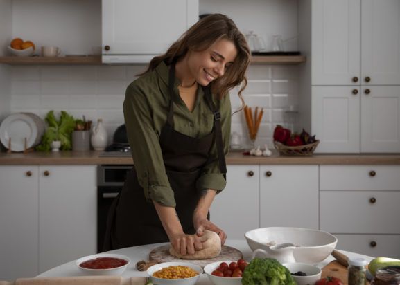 Η μητέρα της πήρε το φαγητό που είχε ετοιμάσει για το πάει στον αδελφό της – “είπε ότι δεν το χρειάζομαι γιατί είμαι μόνη μου ενώ εκείνος έχει οικογένεια”.Φωτογραφία: Freepik