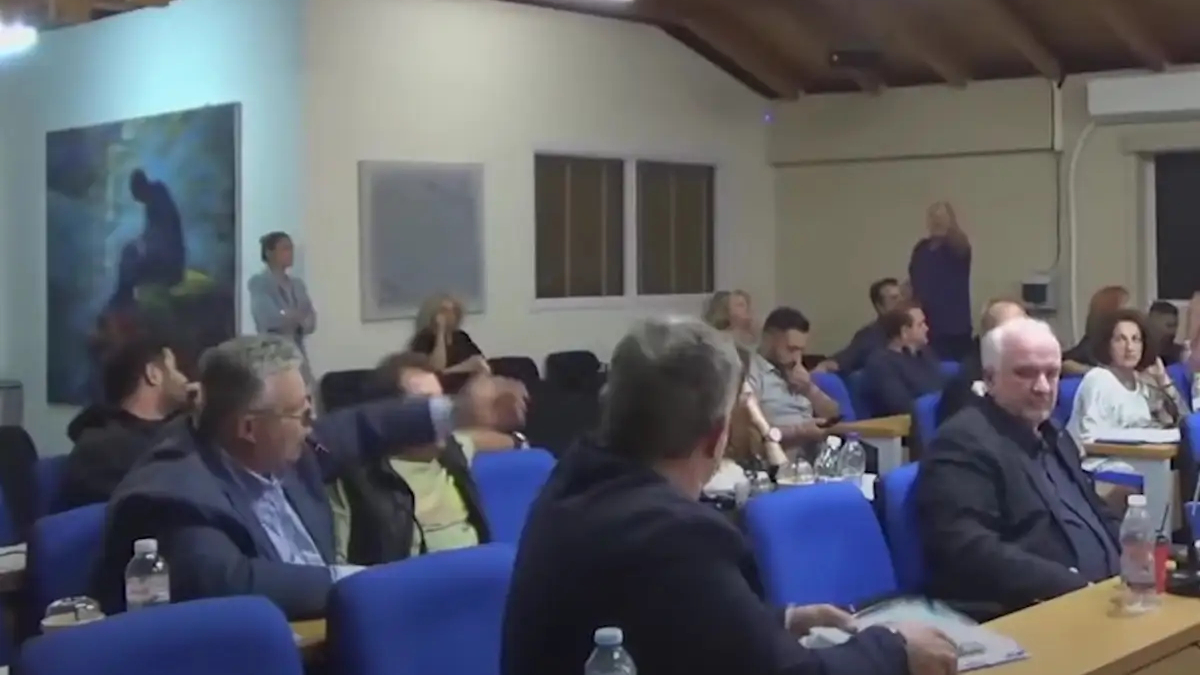 Μεσολόγγι: Χαμός στο δημοτικό συμβούλιο – «Θα περπατάς στον δρόμο με φουστίτσα» είπε πρώην δήμαρχος
