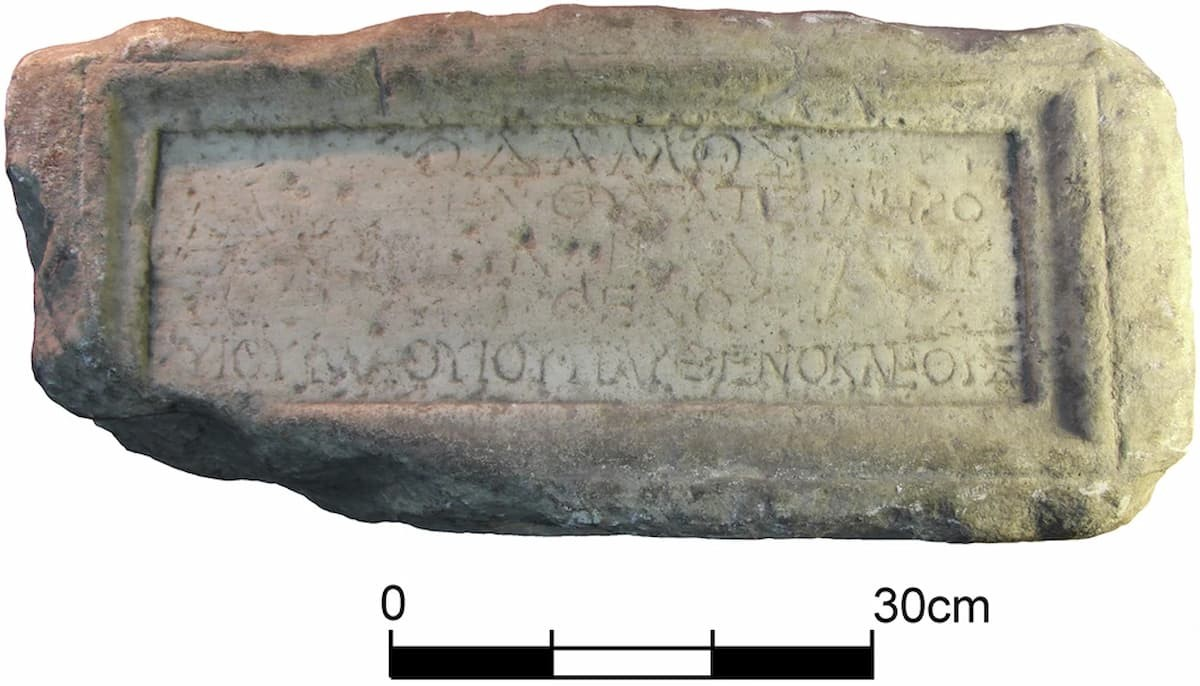Το μαρμάρινο βάθρο αγάλματος με επιγραφή στα ελληνικά που οδήγησε στην αναγνώριση της Λαοδίκης. Φωτογραφία: E. Klenina