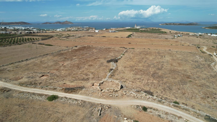 Ο Παλαιόπυργος με κατεύθυνση προς τα βόρεια πάνω από δύο κτήματα που ερευνήθηκαν και προς τον Κόλπο της Νάουσας. Φωτογραφία: E. Levine