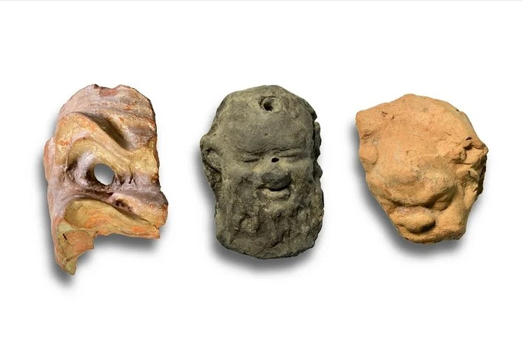Μινιατούρες από τελετουργικές μάσκες σατύρων και κωμικού ηθοποιού που ανακαλύφθηκαν στη Φαναγορία. Φωτογραφία: Oleg Deripaska Foundation Volnoe Delo
