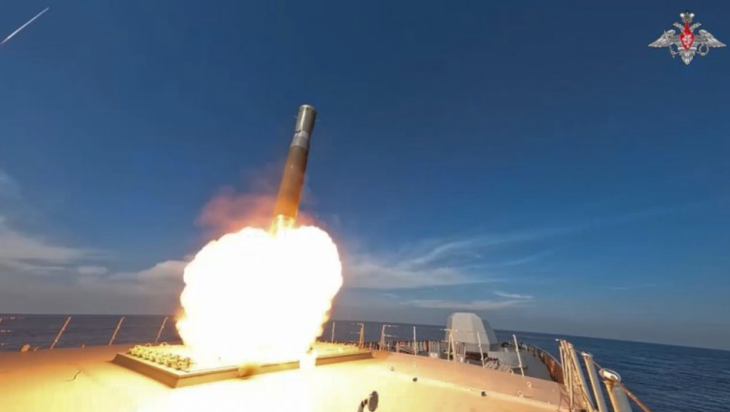 Καταστροφή στόχου από υπερηχητικό πύραυλο Zircon κατά τη διάρκεια στρατιωτικών ασκήσεων