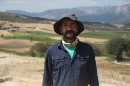 O αναπληρωτής καθηγητής Δρ. Mehmet Ali Yılmaz, υποδιευθυντής της ομάδας ανασκαφών, εξηγεί πως οι φετινές ανασκαφές, επεκτάθηκαν ιστορικά πέρα από την περίοδο των Χετταίων. Φωτογραφία: www.anatolianarchaeology.net