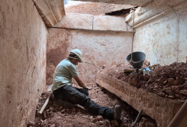 O τάφος είναι μια μνημειακή δομή περίπου 9 επί 6 μέτρων, με έναν ταφικό θάλαμο ύψους 2.4 μέτρων και σπάνια, αρχιτεκτονικά και επιγραφικά στοιχεία. Φωτογραφία: Minister Blendi Gonxhja