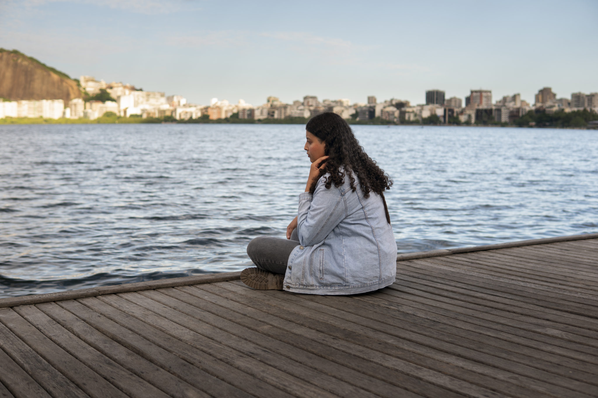 Οι άνθρωποι που μεγάλωσαν με ελεγκτικούς γονείς συχνά εμφανίζουν αυτές τις 8 συμπεριφορές ως ενήλικες
