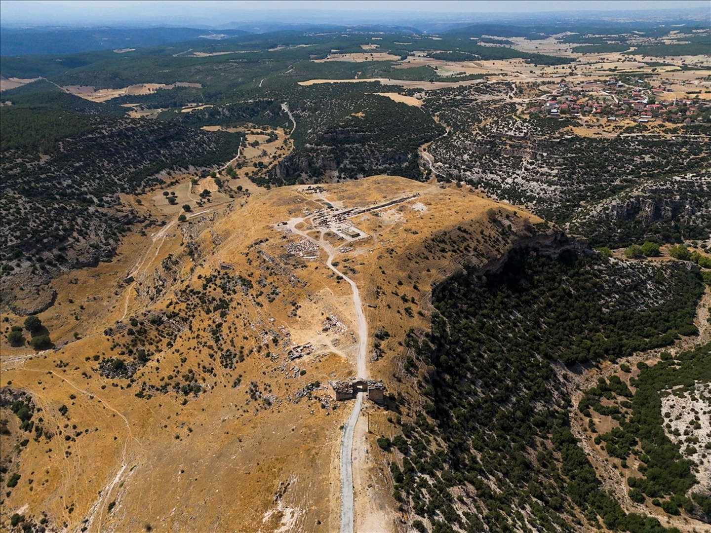 Ο Βόρειος Ναός που ανακαλύφθηκε πρόσφατα στη Βλαύνδο, αποκαλύπτει τη θρησκευτική συνέχεια της πόλης. Εναέρια λήψη της αρχαίας πόλης όπου οι αρχαιολογικές ανασκαφές συνεχίζονται αδιάλειπτες. Φωτογραφία: Mehmet Çalık/AA