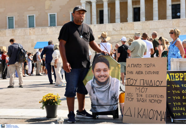 Τέμπη: Πατέρας θύματος κάνει απεργία πείνας έξω από τη Βουλή