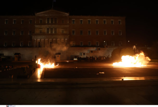 Σύνταγμα, Τέμπη, Επεισόδια