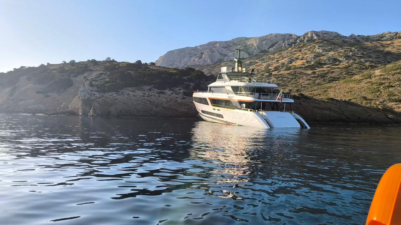 Σκάφος προσάραξε στη νησίδα Πάτροκλος – Δείτε βίντεο και φωτογραφίες