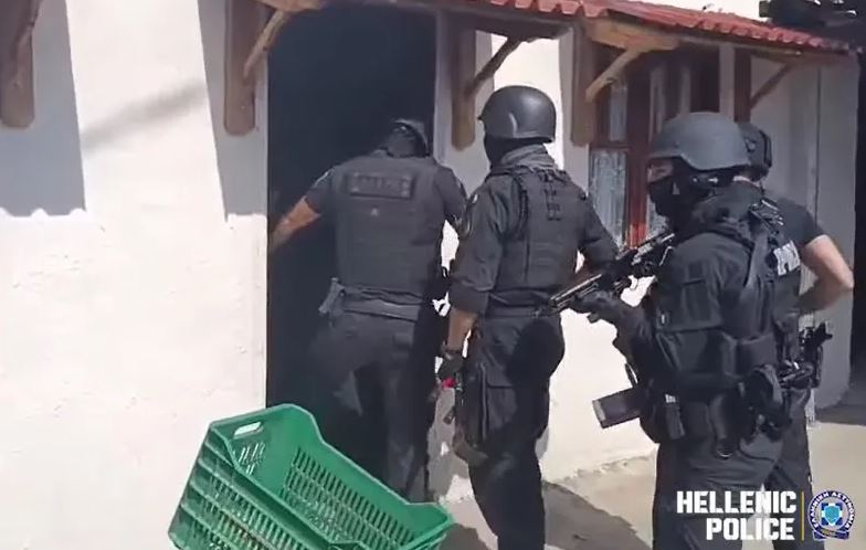 Θεσσαλονίκη: Βίντεο από τη σύλληψη 62χρονου που καταζητούνταν για παράνομη υλοτόμηση – Έκοβαν δέντρα από δάσος και τα πουλούσαν