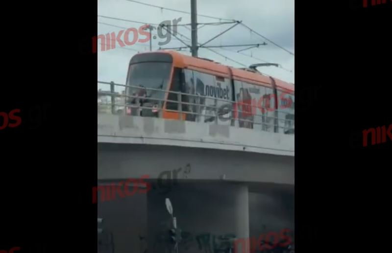Νέο Φάληρο: Αγόρι κάθεται ατάραχο στο πίσω μέρος του Τραμ ενώ βρίσκεται εν κινήσει – ΒΙΝΤΕΟ αναγνώστη 