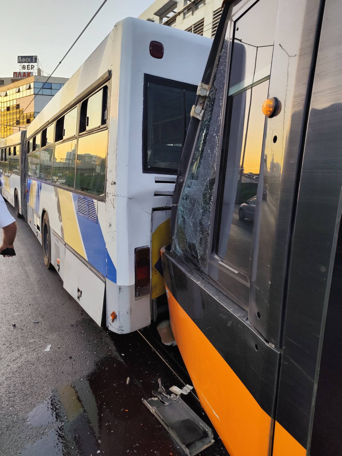 Τροχαίο, Πειραιάς, Τραμ, Λεωφορείο