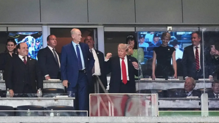 Ντόναλντ Τραμπ - Λικνίζεται σε ρυθμούς «YMCA»