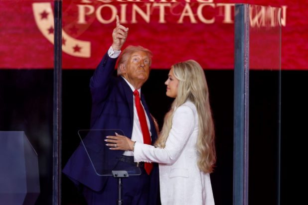 Ντόναλντ Τραμπ Έρικα Κερκ