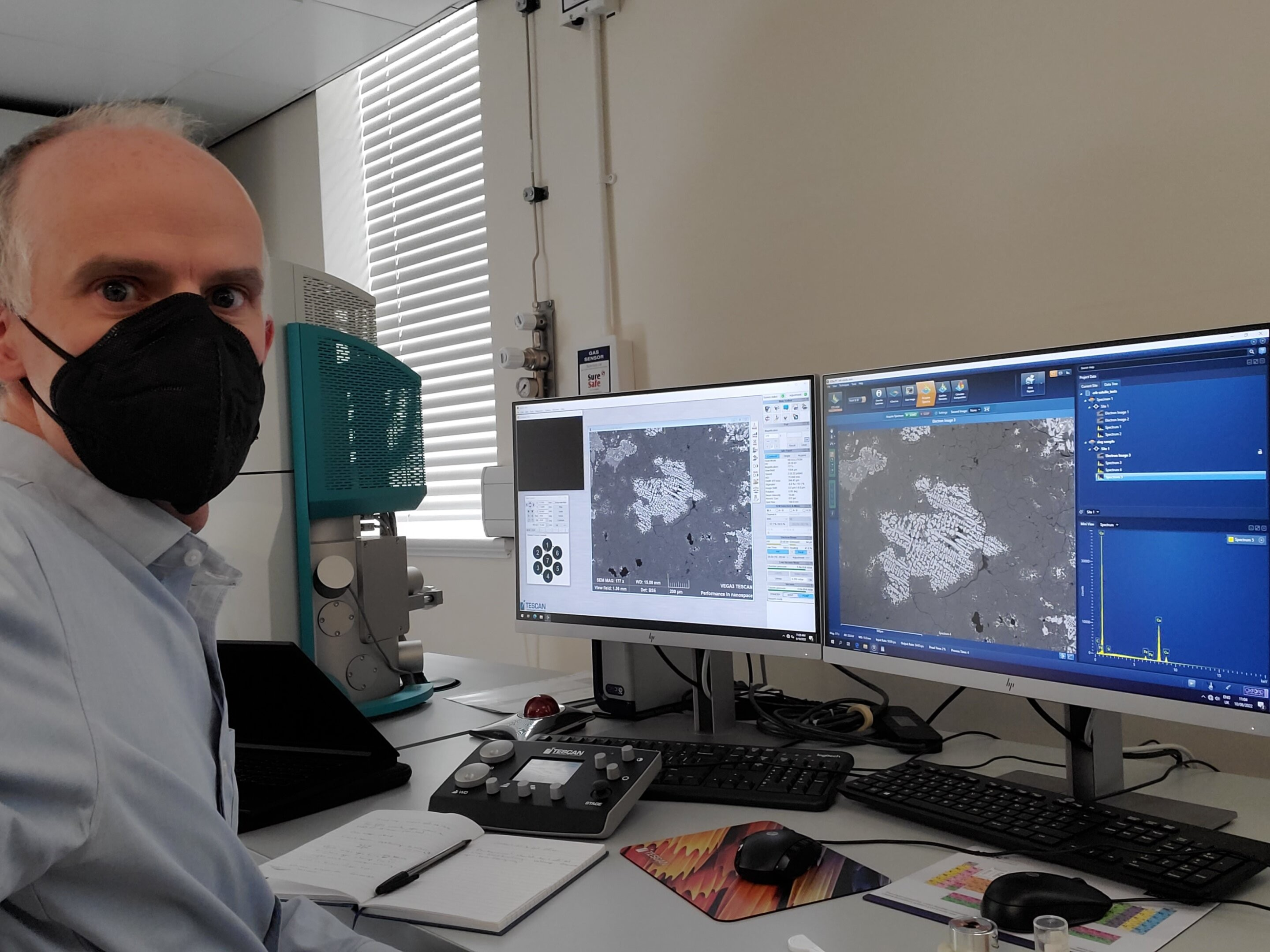 Ένα μικροσκόπιο ηλεκτρονικής μικροσκοπίας σάρωσης χρησιμοποιήθηκε για την ανάλυση της χημείας, της ορυκτολογίας και της μικροδομής των δειγμάτων. Φωτογραφία: Δρ. Nathaniel Erb-Satullo