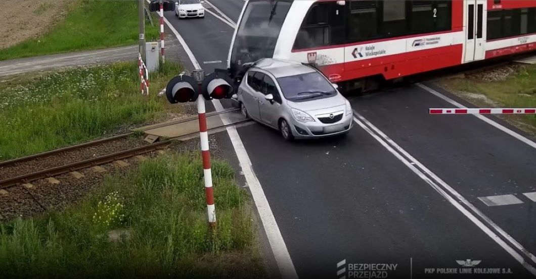 Βίντεο: Σφοδρή σύγκρουση τρένου με αυτοκίνητο – Ο οδηγός του Ι.Χ. χτύπησε τις μπάρες και σταμάτησε πάνω στις γραμμές