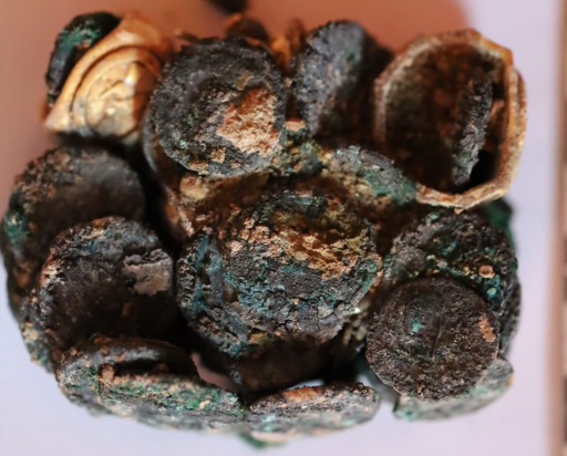 Η συλλογή νομισμάτων όπως ανακαλύφθηκε στην Ιστρίη. Φωτογραφία: Muzeul Național de Istorie a României