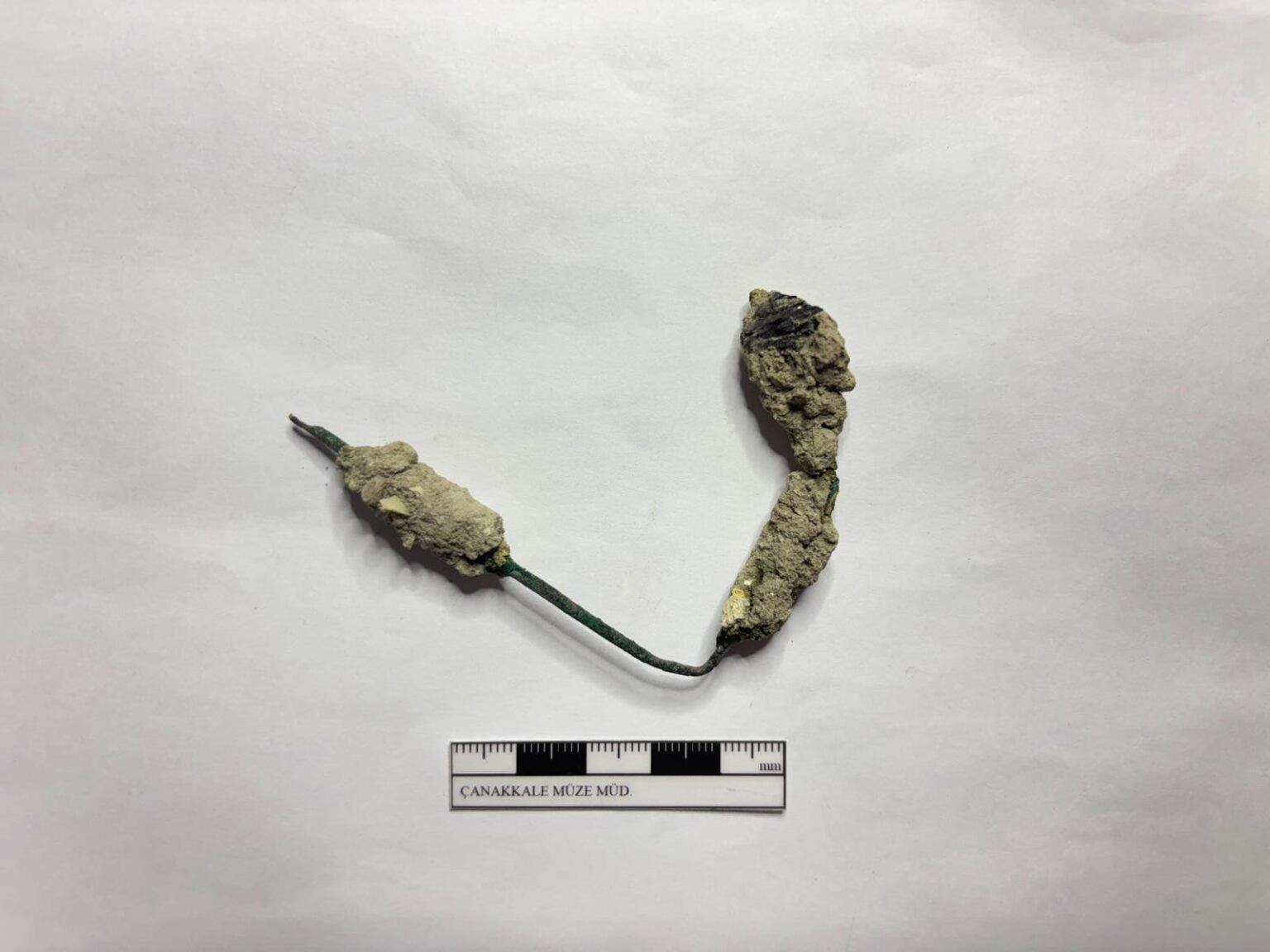 Η χάλκινη καρφίτσα. Φωτογραφία: Ο νεφρίτης που ανακαλύφθηκε. Φωτογραφία: Από τον υπουργό πολιτισμού και τουρισμού της χώρας, Mehmnet Nuri Ersoy στον λογαριασμό του στο Χ