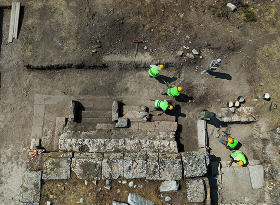 Η ομάδα ανασκαφών φέρνει στο φως τον 1.900 ετών Βόρειο Ναό στην αρχαία πόλη της Βλαύνδου, στην επαρχία Ουσάκ. Φωτογραφία: Uşak Museum Directorate. Credit: Mehmet Çalık/AA