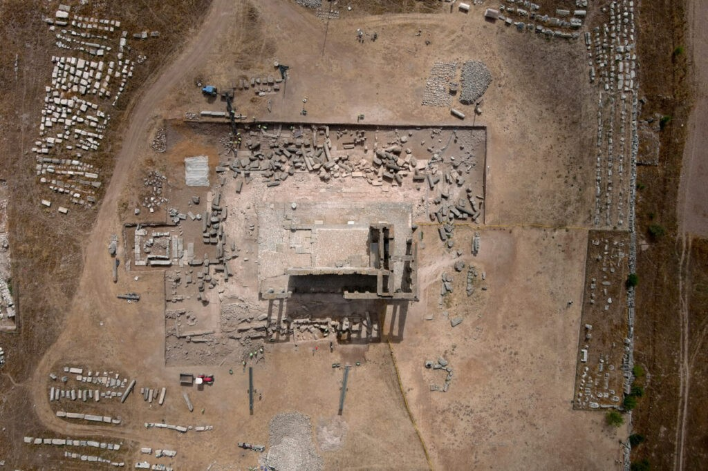 Ανασκαφές στους Αιζανούς αποκάλυψαν νέα ευρήματα από τον Ναό του Διός. Φωτογραφία: ΑΑ