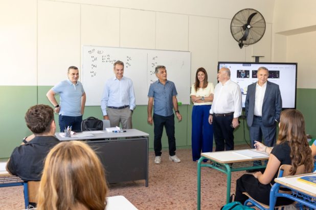 Επίσκεψη Μητσοτάκη στα Ωνάσεια σχολεία Περιστερίου