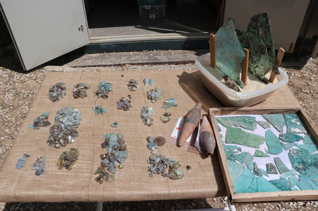 Θραύσματα από γυαλί που ανακαλύφθηκαν στο ρωμαϊκό λουτρό στη Σαλαγασσό, ξανασυναρμολογήθηκαν για την ανάλυση. Φωτογραφία: ΑΑ