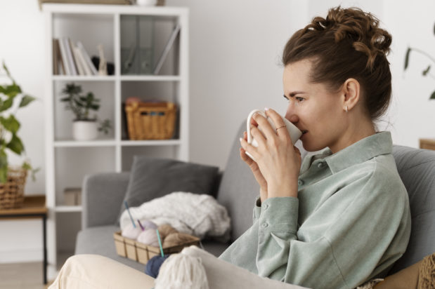 Βήχας: Το καταπραϋντικό ρόφημα με 4 υλικά που προσφέρει ανακούφιση «μέσα σε λίγα λεπτά»