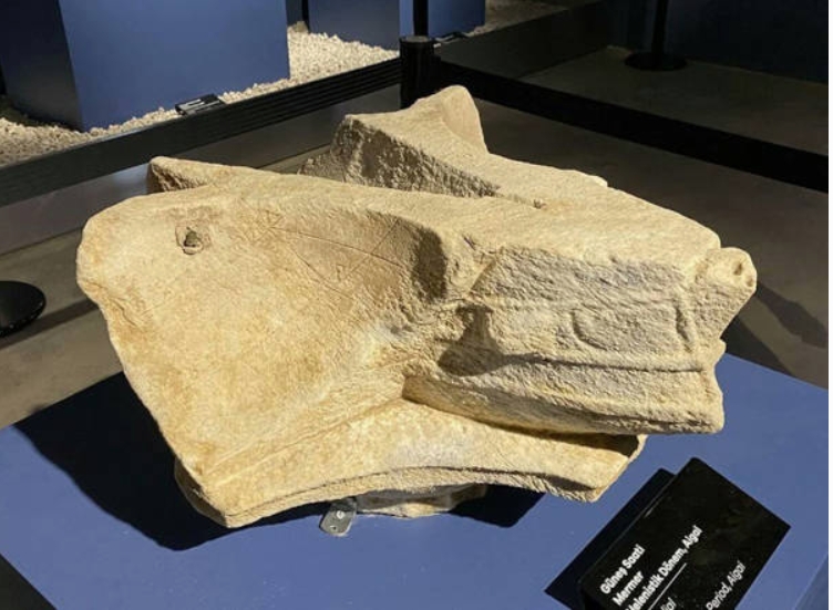 Το μοναδικό ηλιακό ρολόι, ηλικίας σχεδόν 2.200 ετών ανακαλύφθηκε στην αρχαία πόλη των Αιγών στο βουλευτήριο της Μαγνησίας (Μανίσα). Φωτογραφία: DHA/ArkeolojiHaber