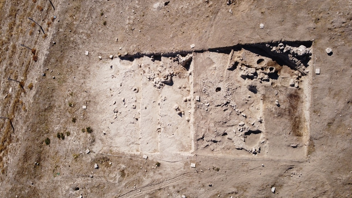 Αρχαιολόγοι έφεραν στο φως τα ευρήματα ενός καμένου σπιτιού και παρακείμενων οχυρωματικών τειχών που ανάγονται στην Ελληνιστική περίοδο, κατά τη διάρκεια των φετινών ανασκαφών. Φωτογραφία: ΑΑ