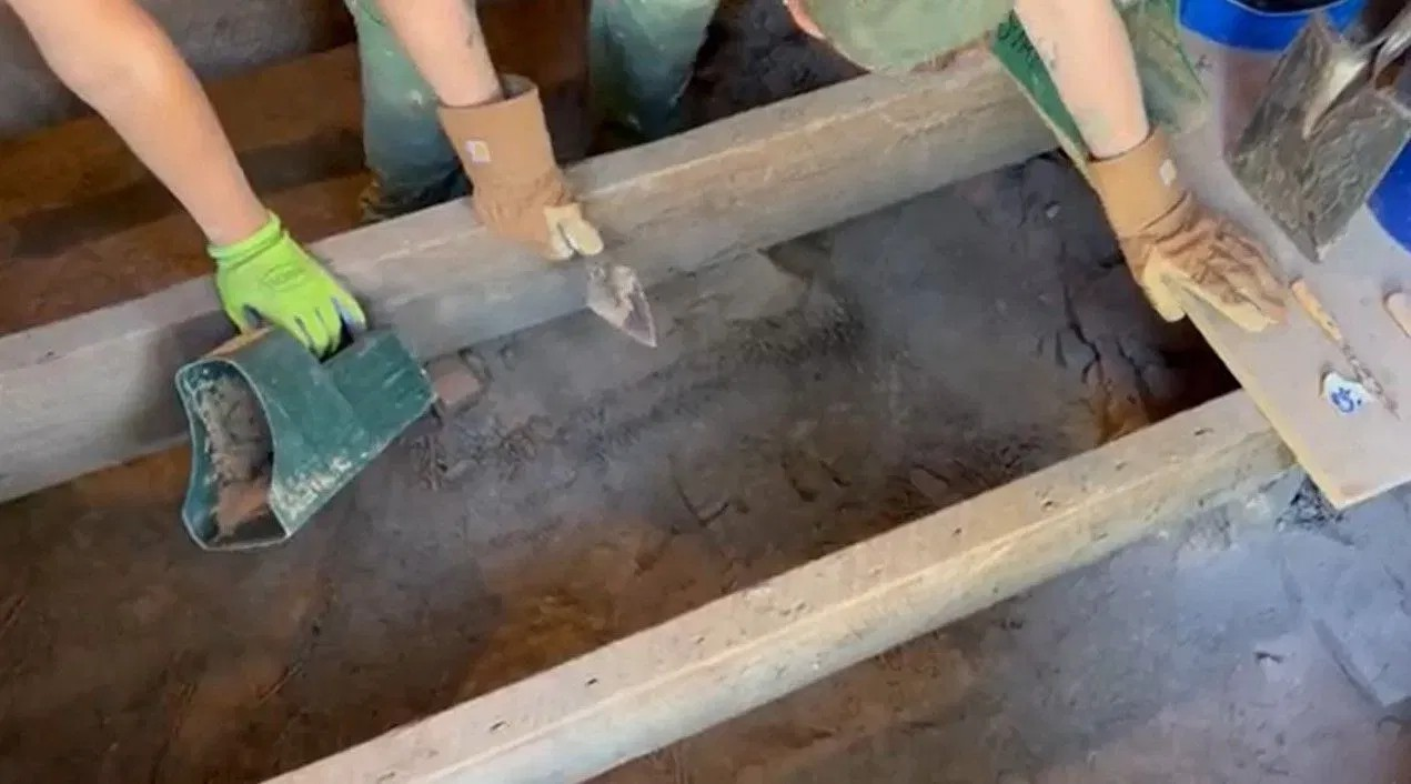 Αρχαιολόγοι ψάχνουν για τεχνουργήματα στο εσωτερικό του εστιατορίου μετά τη φωτιά. Φωτογραφία: Dayton 24/7