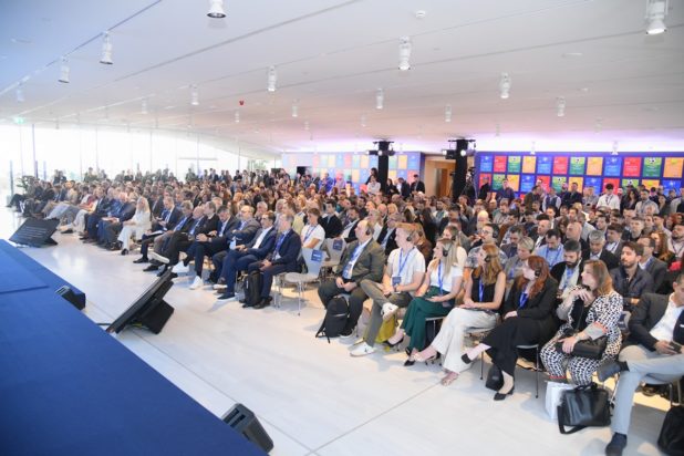 Κόσμος παρακολουθεί την ημερίδα για το Υπεύθυνο Παιχνίδι