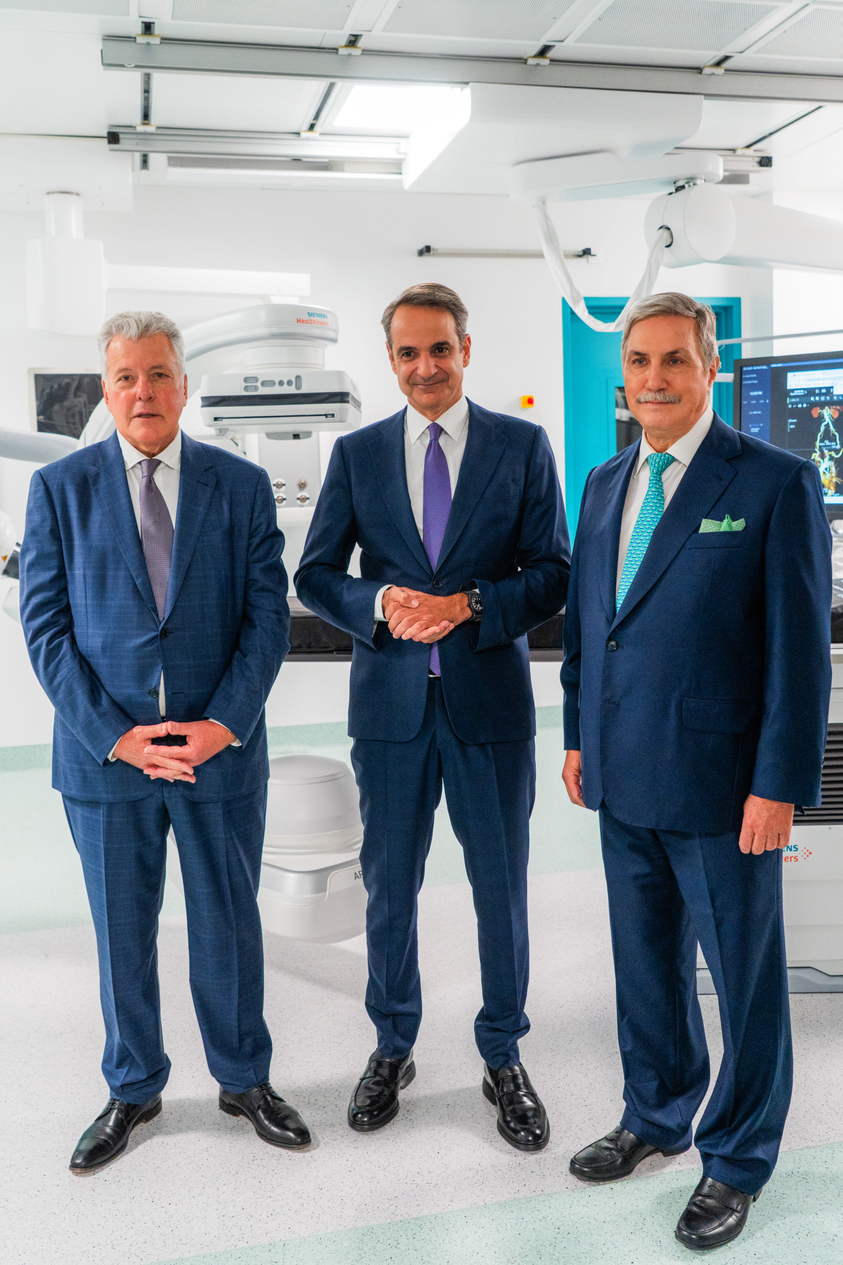 Από αριστερά, ο Πρόεδρος του Ωνάσειου Νοσοκομείου, Καθηγητής κ. Ιωάννης Μπολέτης, ο Πρωθυπουργός κ. Κυριάκος Μητσοτάκης και ο Πρόεδρος του Ιδρύματος Ωνάση, κ. Αντώνης Σ. Παπαδημητρίου, κατά τη διάρκεια της ξενάγησης στις νέες υποδομές. 