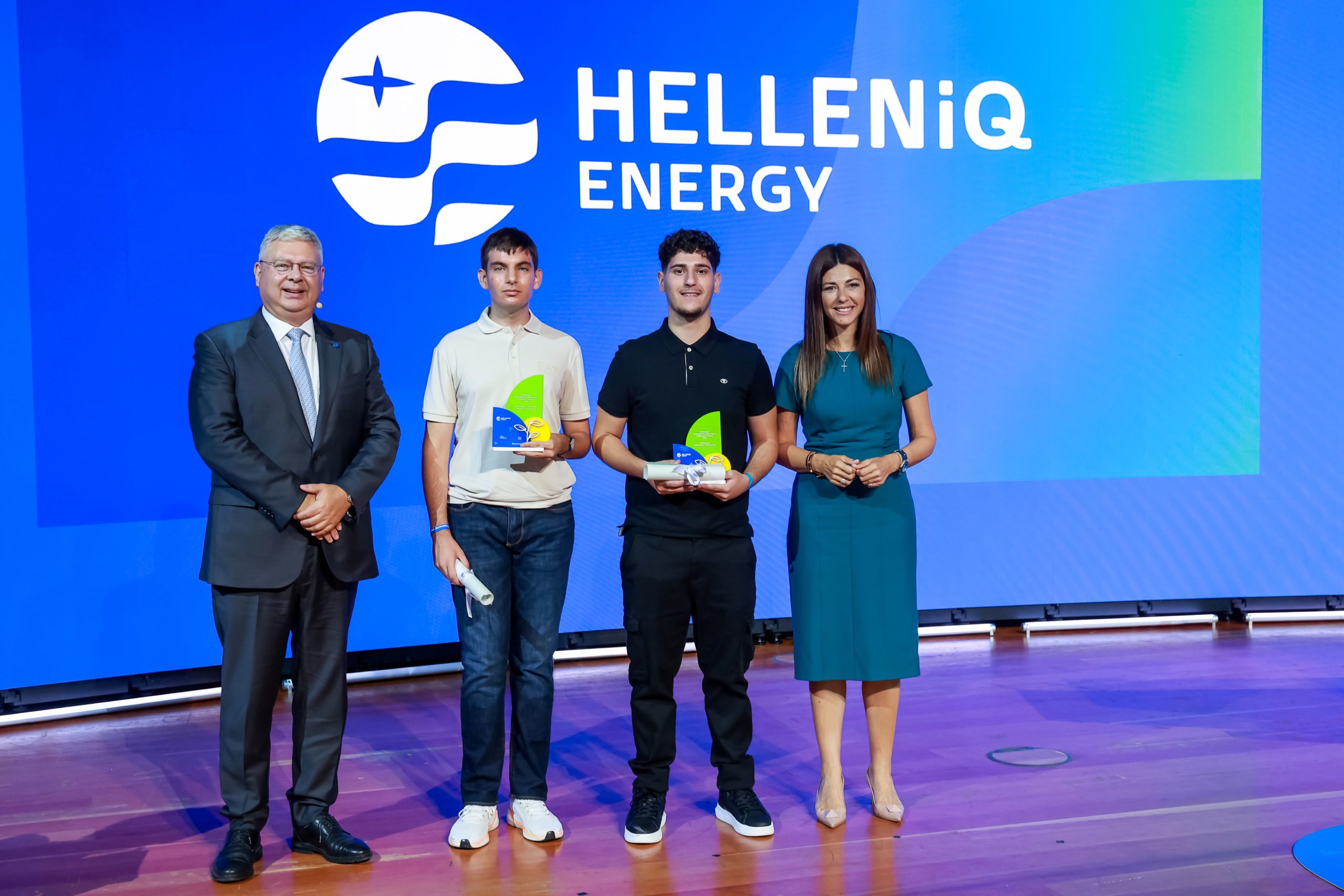 Ο Διευθύνων Σύμβουλος της HELLENiQ ENERGY κ. Ανδρέας Σιάμισιης και η Υπουργός Παιδείας, Θρησκευμάτων και Αθλητισμού κα Σοφία Ζαχαράκη (δεξιά), στην εκδήλωση βράβευσης για τους «Πρώτους των Πρώτων» από το Θριάσιο Πεδίο.