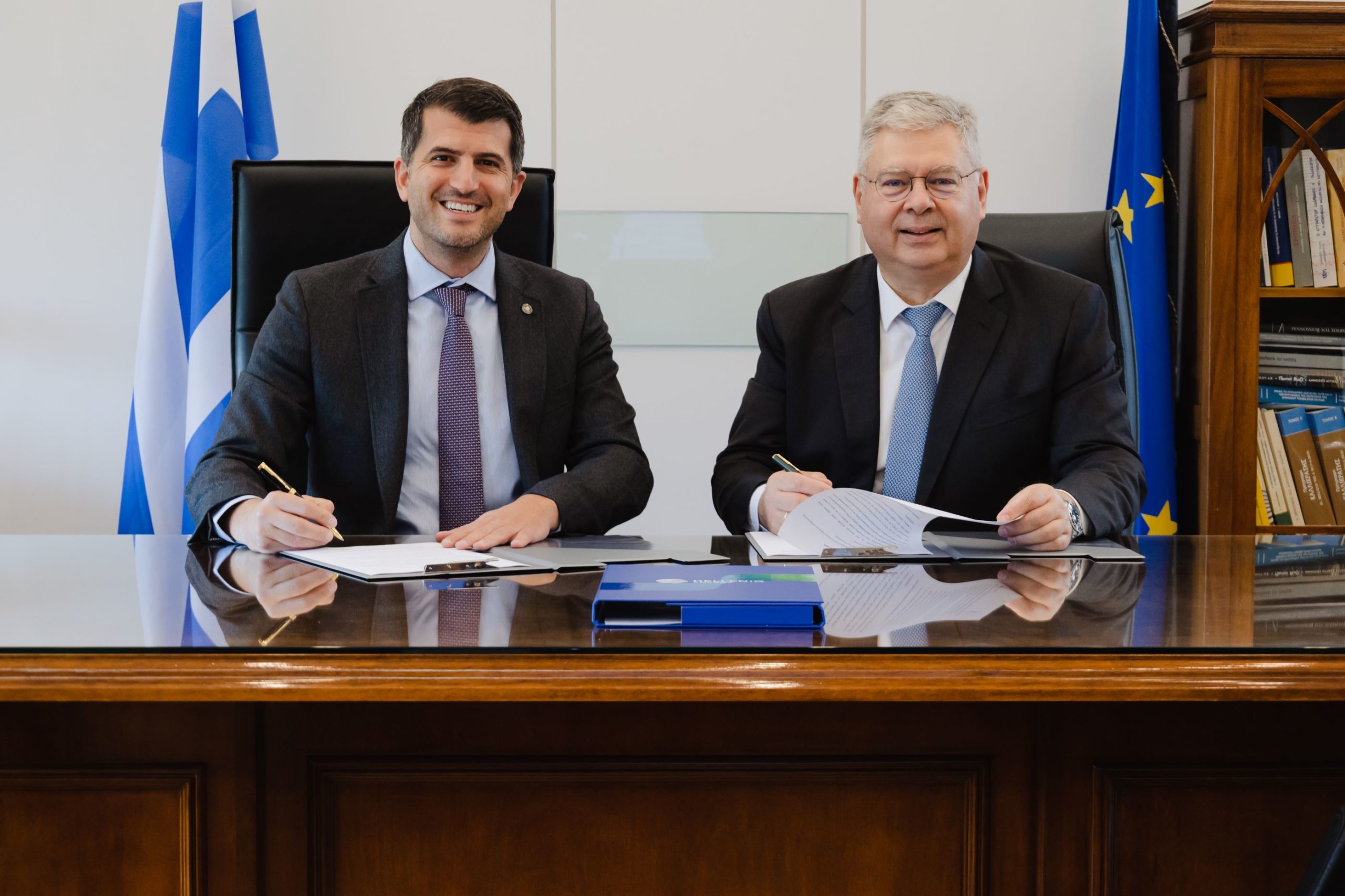 _2_ΣΠΑΠ:Ο Πρόεδρος του Σ.Π.Α.Π. και Δήμαρχος Κηφισιάς κ. Βασίλης Ξυπολυτάς και ο CEO της HELLENiQ ENERGY κ. Ανδρέας Σιάμισιης, κατά την τελετή παράδοσης των 3 Πυροσβεστικών οχημάτων