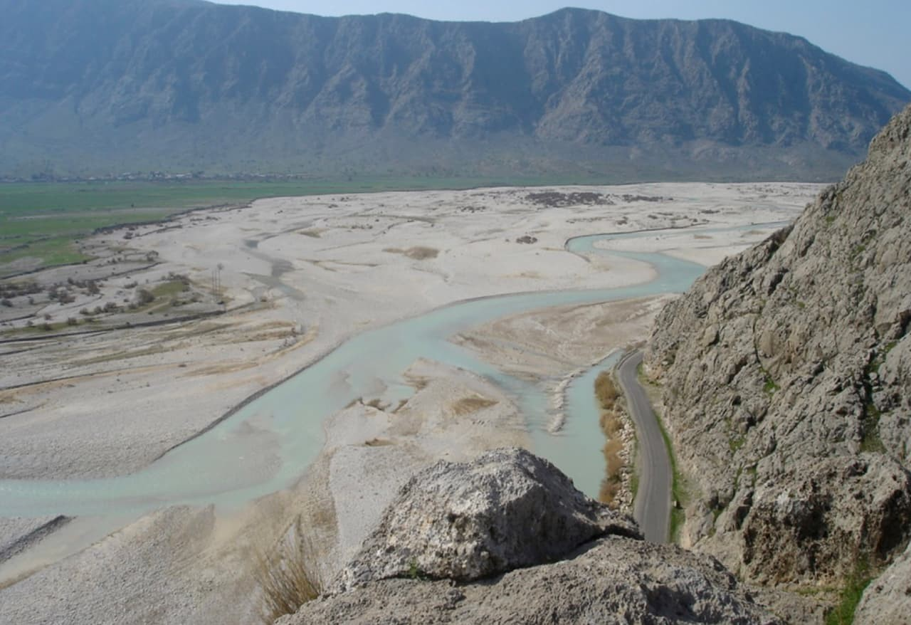Θέα προς τα νοτιοδυτικά πάνω από τον ποταμό Φαχλιάν, προς το Qaleh-ye Kali, όπως φαίνεται από το ανάγλυφο του Κουρουνγκούν. Φωτογραφία: Dusting 2014